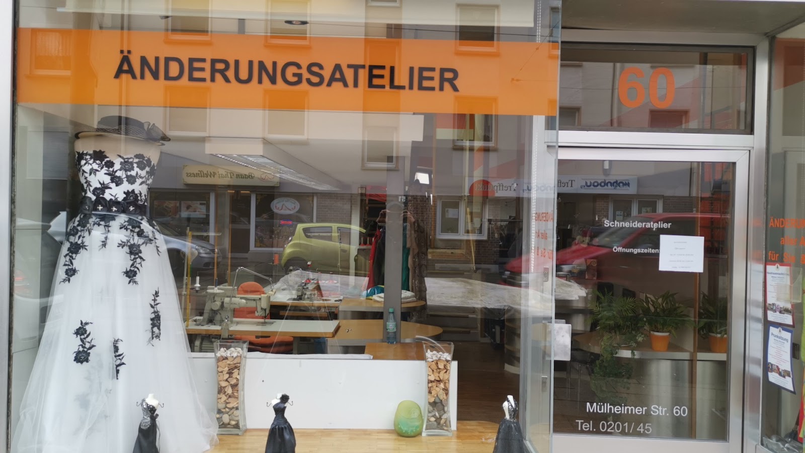 Schaufenster des Änderungsateliers mit Brautkleid