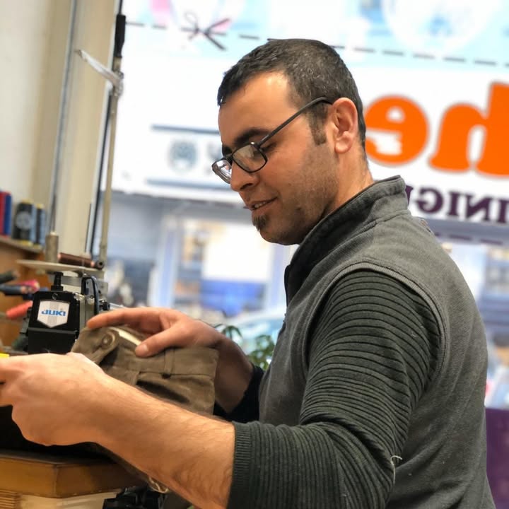 Der Inhaber bei der Arbeit an der Nähmaschine