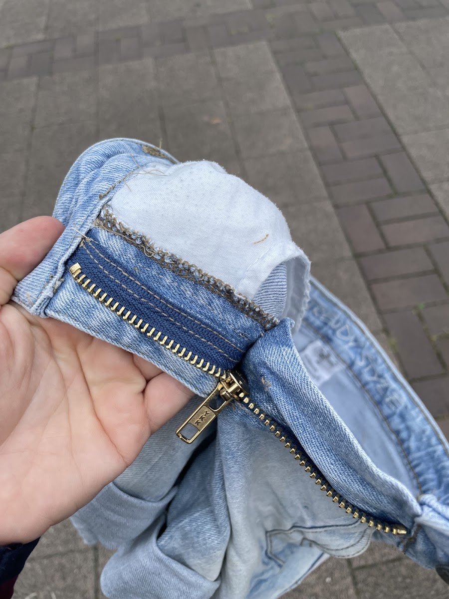 Neu eingenähter Reißverschluss an einer Jeans